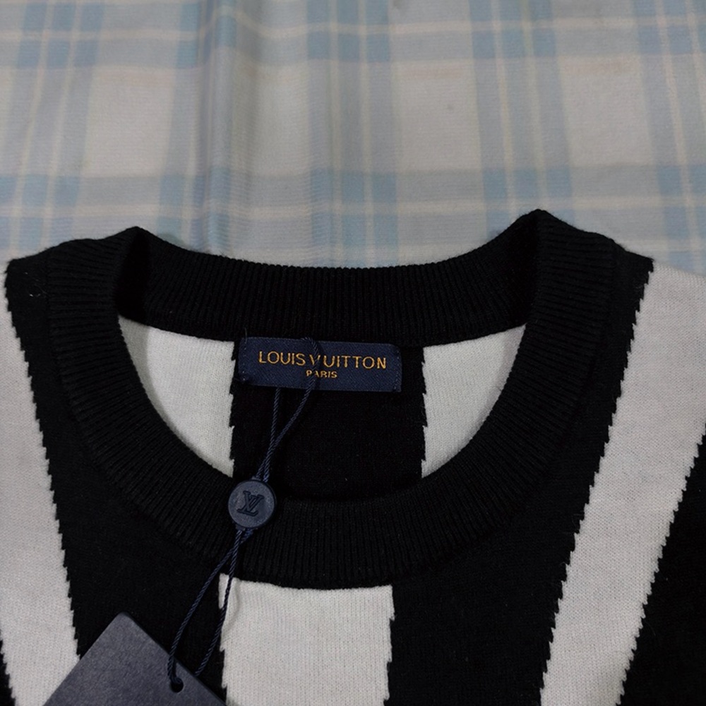 Louis Vuitton Black and White Sweater - Picture 2 of 8